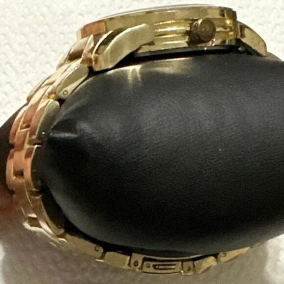 Michael Kors-3113 Woman’s Gold Tone Watch w/new Battery 100 Meters tested works - Picture 12 of 12